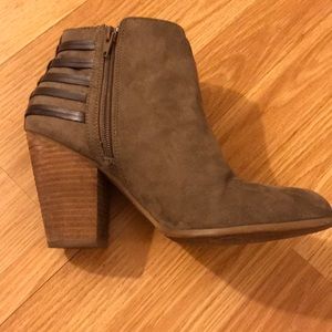 Light brown/Taupe Carlos Santana Booties.